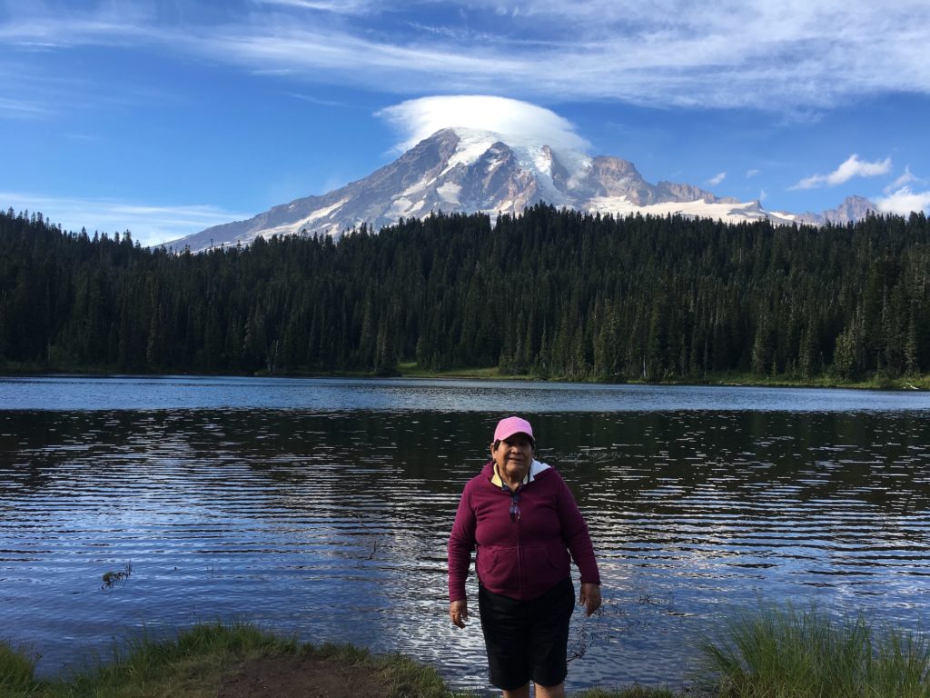 En esta foto mi mami en el parque Nacional del Rainier en WA 